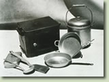 創業当時のヒット商品である鍋、フライパン、おたま、天火など（1945年頃）